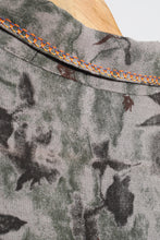 Cargar imagen en el visor de la galería, Chemise vintage à motif customisée