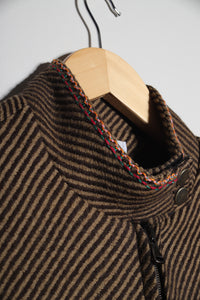 Veste en laine à rayure marron réparée et customisée