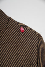 Cargar imagen en el visor de la galería, Veste en laine à rayure marron réparée et customisée