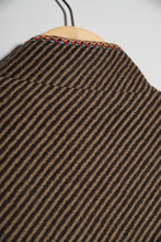 Cargar imagen en el visor de la galería, Veste en laine à rayure marron réparée et customisée