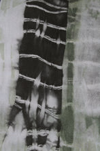Charger l&#39;image dans la galerie, Chemise recyclée avec batik noir et vert